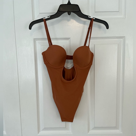 SKIMS Deep Plunge Shapewear Bodysuit | Bronze - Picture 10 of 16